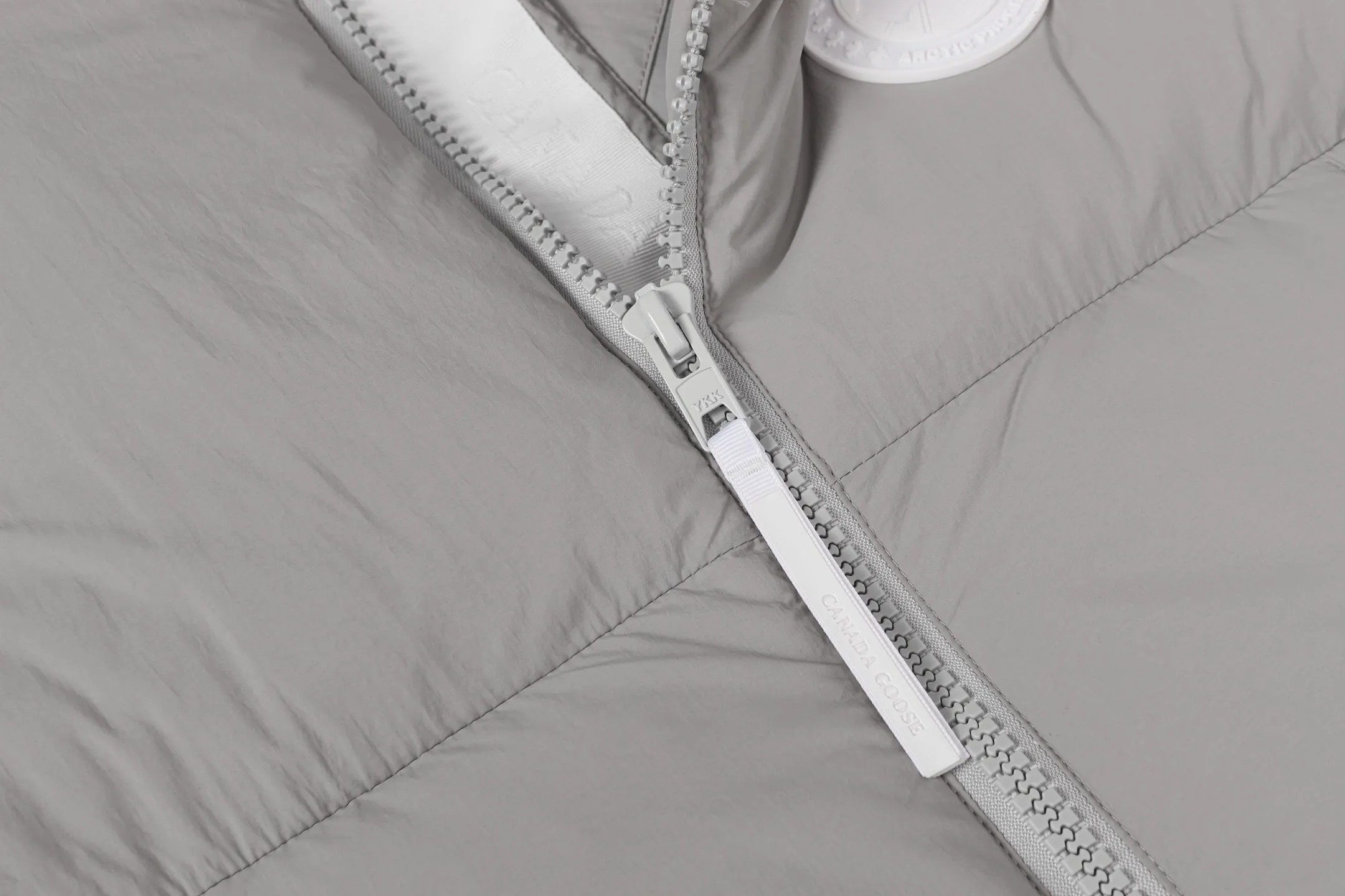 P480 CANADA GOOSE/PASTELS capsule white label series down vest The white label series is a capsule limited series and the most popular PASTELS series this year. The chest labels are all white badges with pure silicone texture. The pattern has a strong contrast between concave and convex. The topographic map of Canada on the badge is lifelike. The plastic material used for currency logos on the market is very hard to the touch! Our original independent order accessories are all custom-made original accessories. The imported YKK zipper has correct teeth and the zipper teeth are very thick. The zipper webbing logo is printed with three M fluorescent colors and the original custom-made washed logo. The placket webbing and wiring details are all restored. Color: Black Pure White Light Pink Khaki Moonlight Gray Size: XS S M L XL